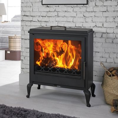 Poêle à bois de style classique pour décorer votre maison en hiver 